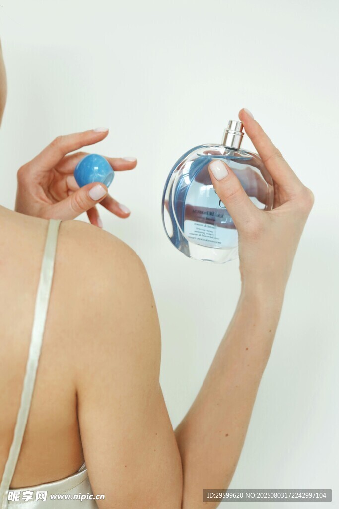 女性手持美容仪器做护理