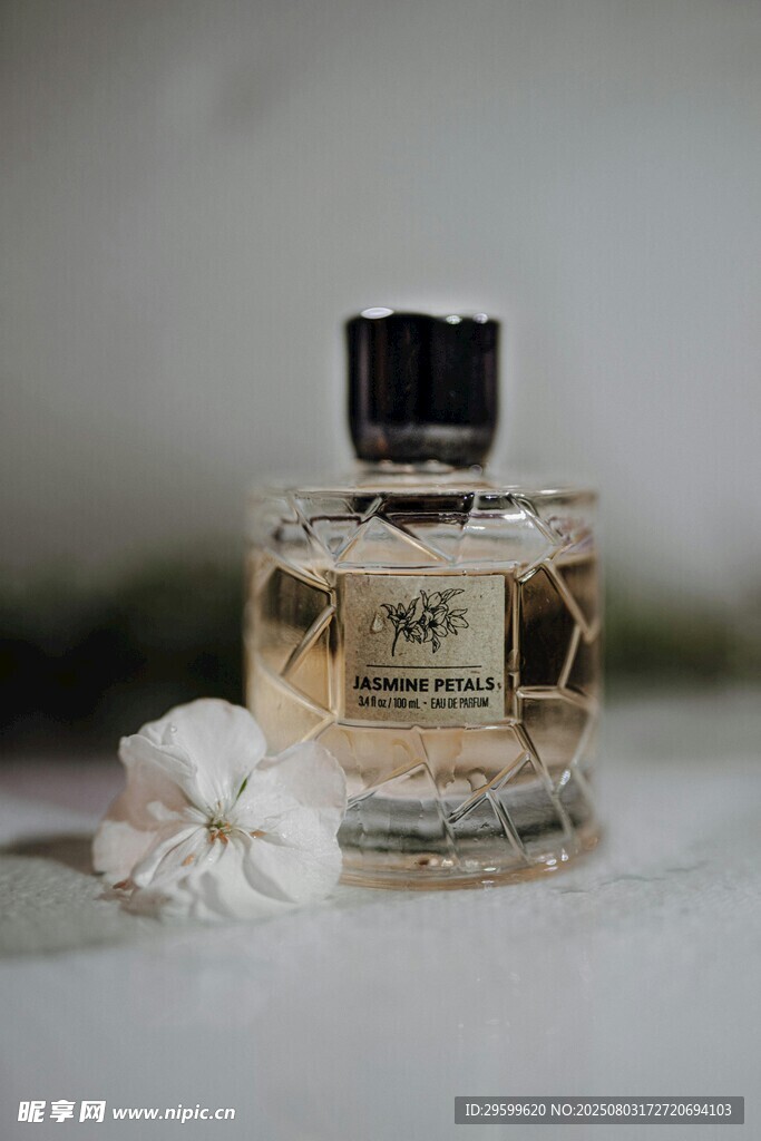 精致香水瓶与素雅花朵