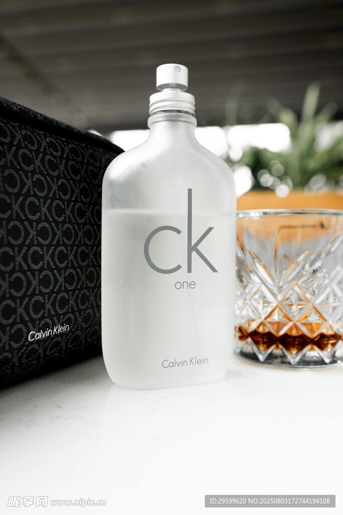 CK简约香水瓶展示