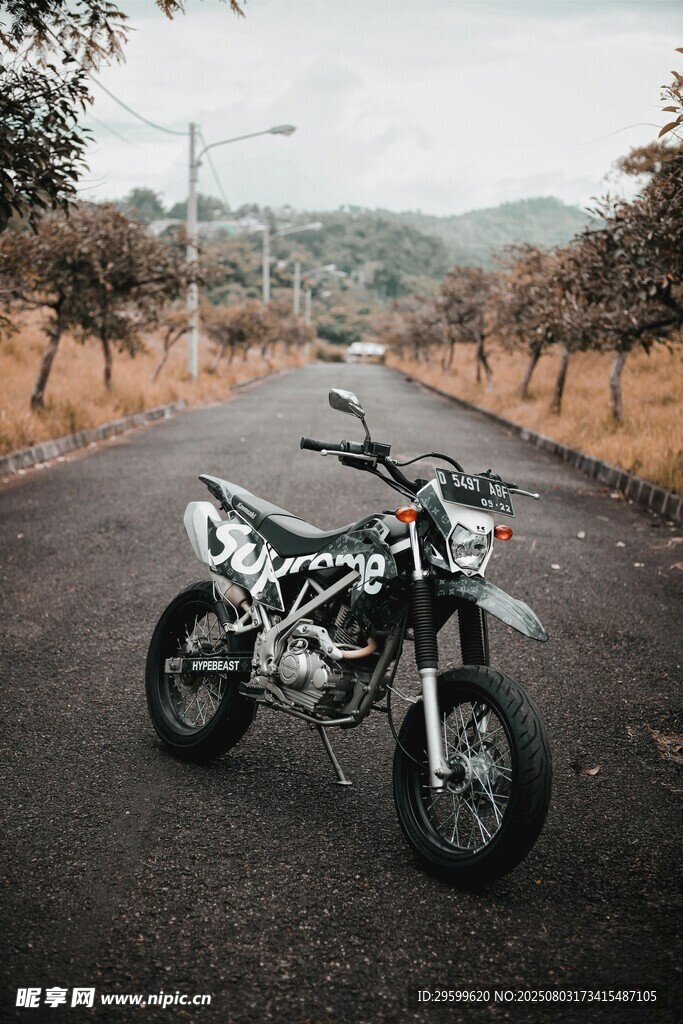 公路上的炫酷越野摩托车