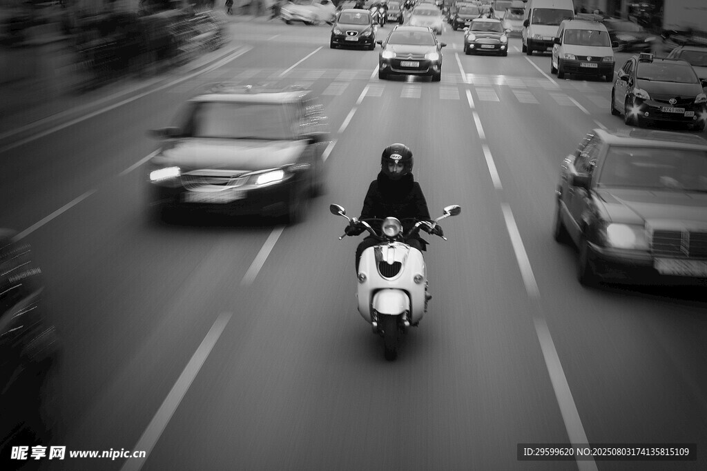 公路上的摩托车骑行者