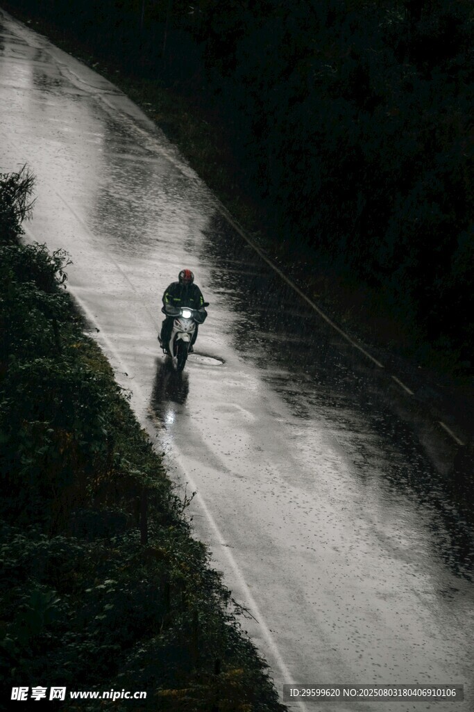 雨夜骑行者