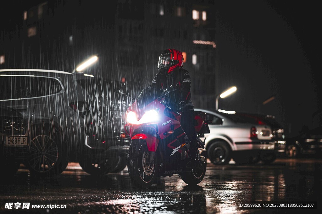 雨夜中骑行的外卖配送员