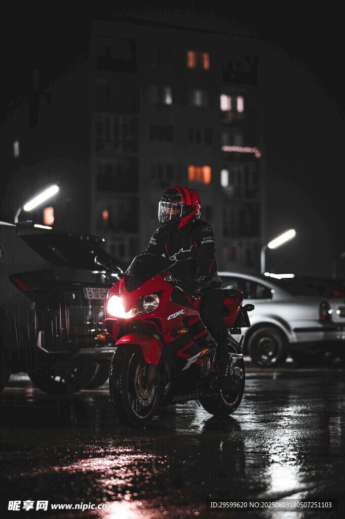 雨夜中骑行的摩托车