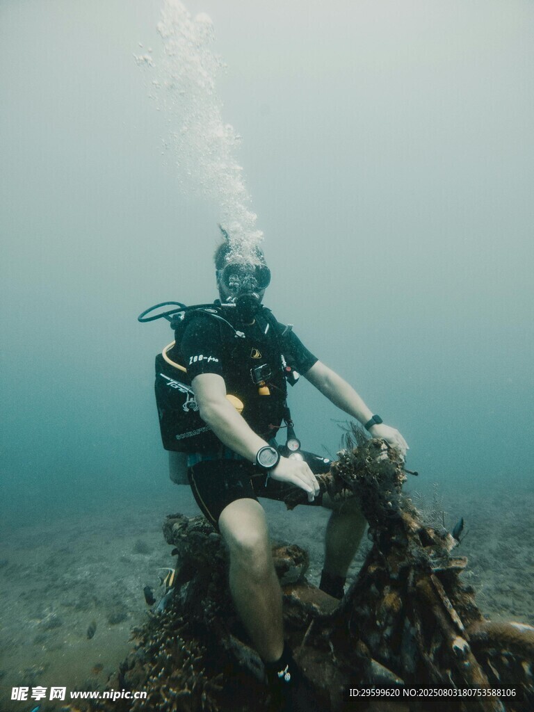 潜水员海底骑摩托车