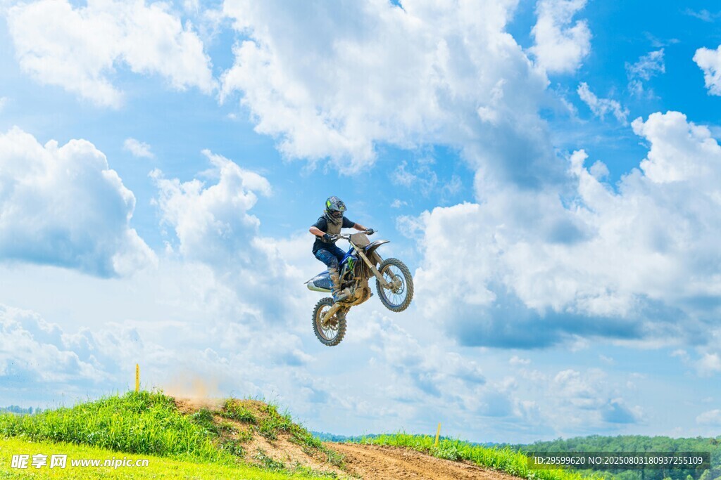 摩托骑手空中飞跃精彩瞬间