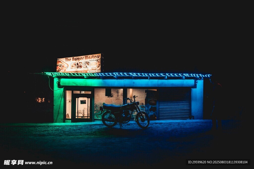 夜晚灯光下的复古建筑