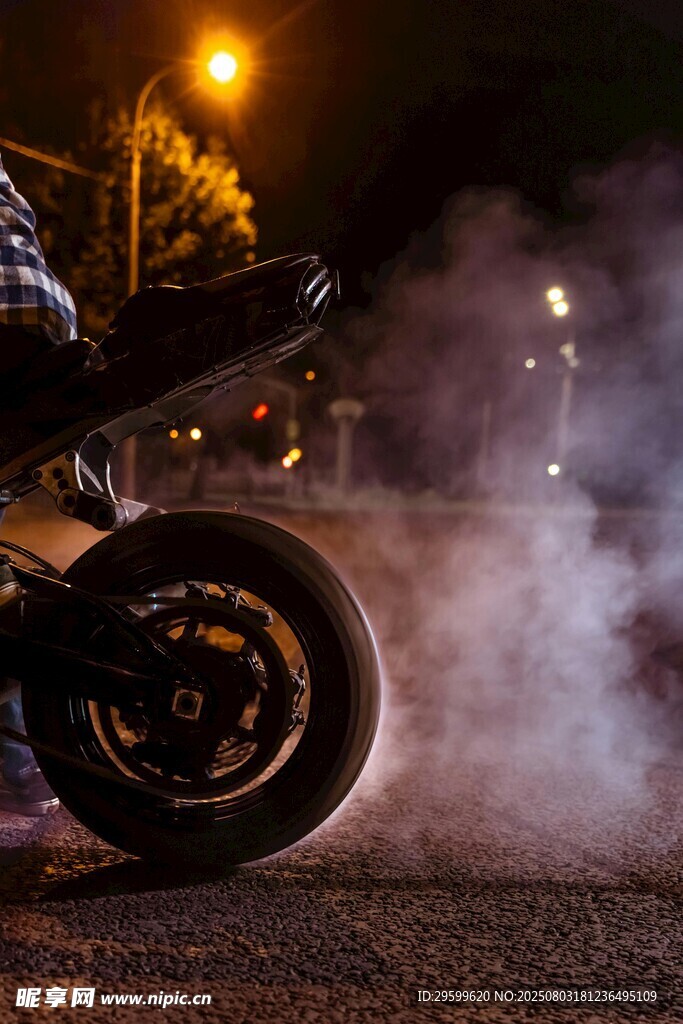 摩托车夜晚烧胎秀特技