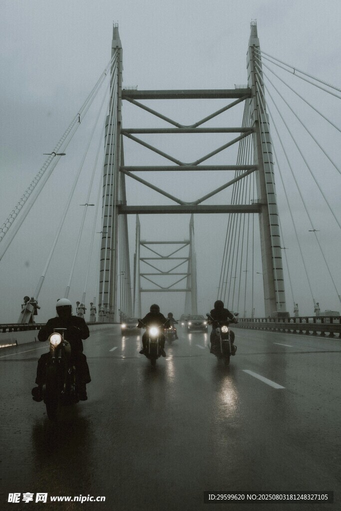 雨中大桥上的摩托车队伍