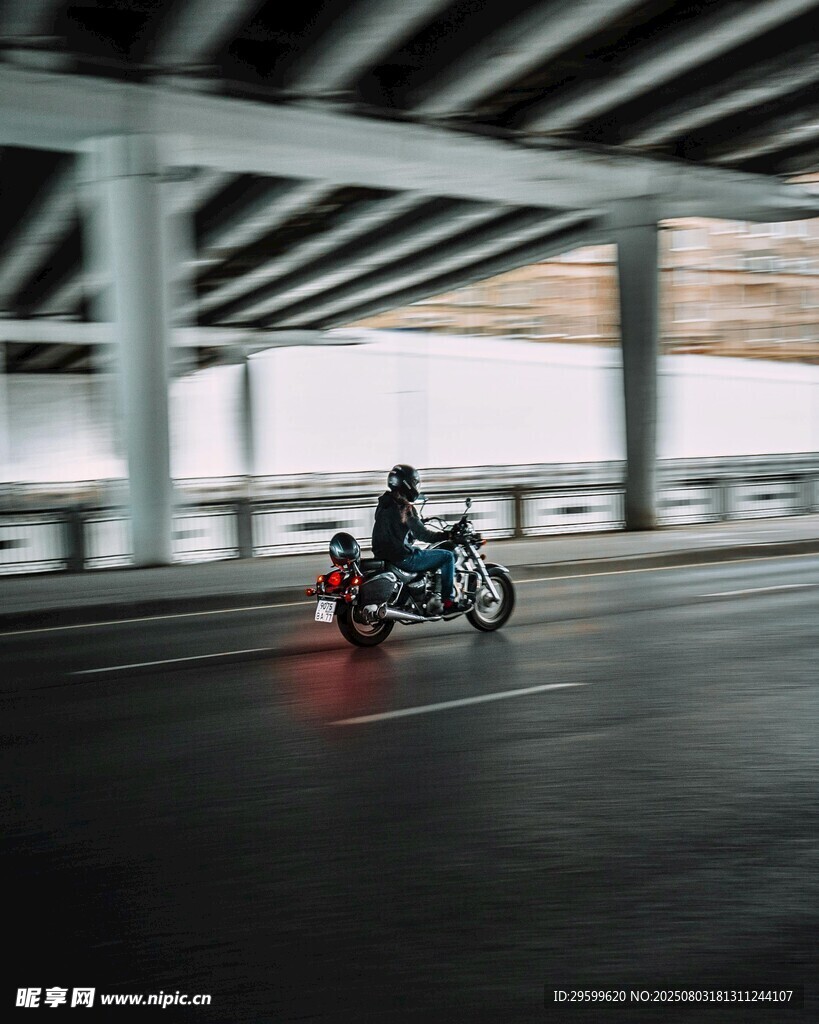 公路上骑行的摩托车身影