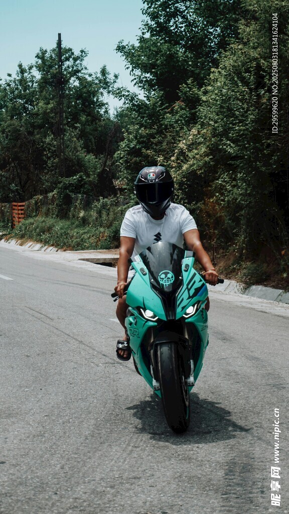 女子骑行于绿意环绕的道路