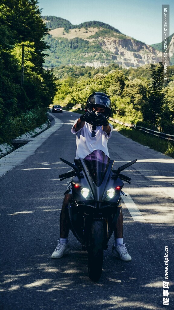 公路上的双骑者