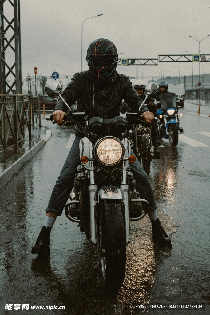 雨中骑行的摩托车骑手