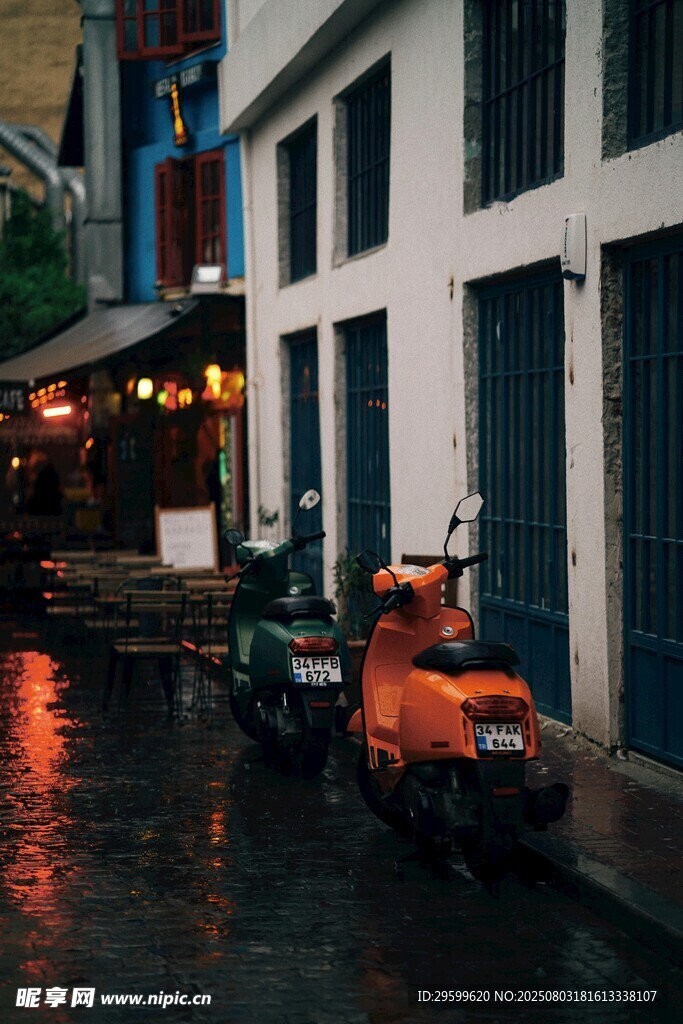 雨夜街边的复古摩托车