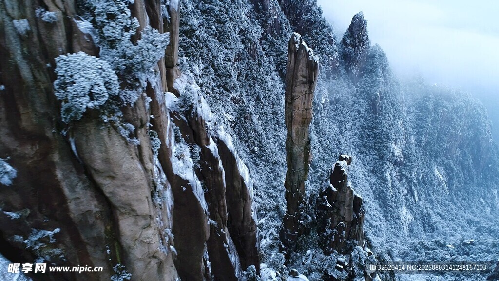 雪覆奇峰