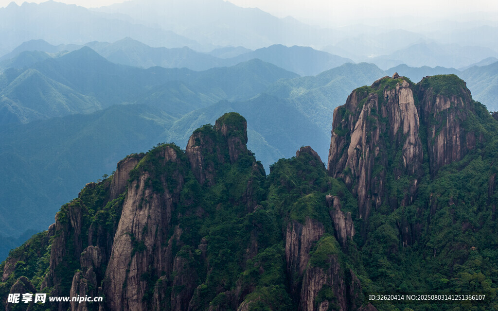 壮丽山峦景观
