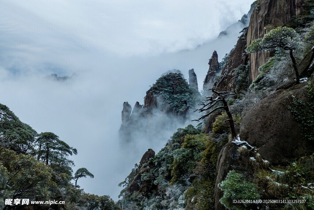 云雾缭绕的壮丽山峰景色