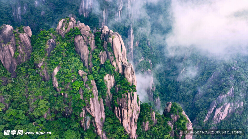 峻岭葱茏的壮丽山景