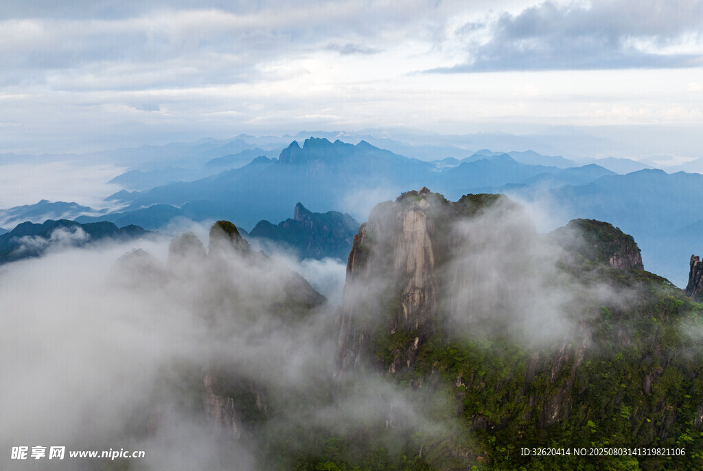 云雾缭绕的壮美山峦景色