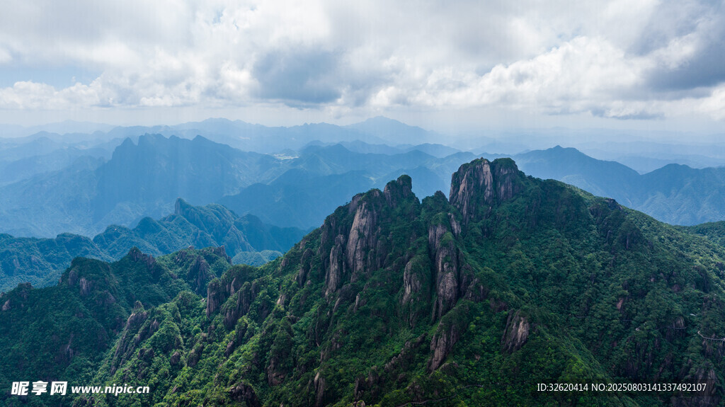 壮丽山峦景色