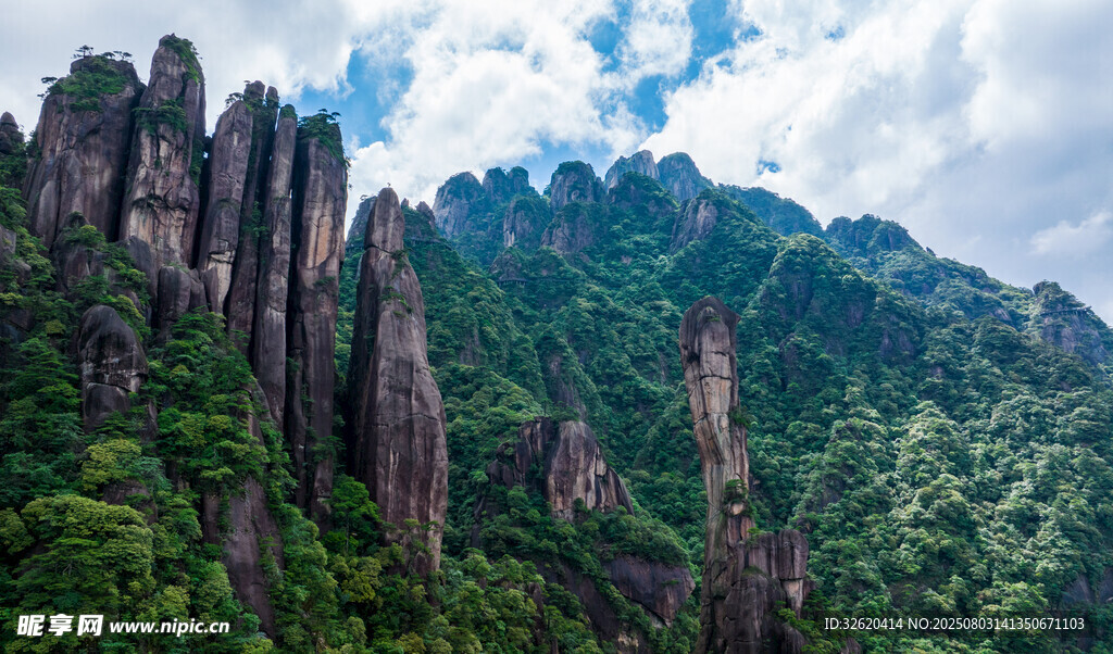 奇峰耸立的翠绿山峦