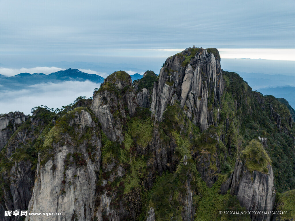 巍峨奇峰 云雾缭绕之景