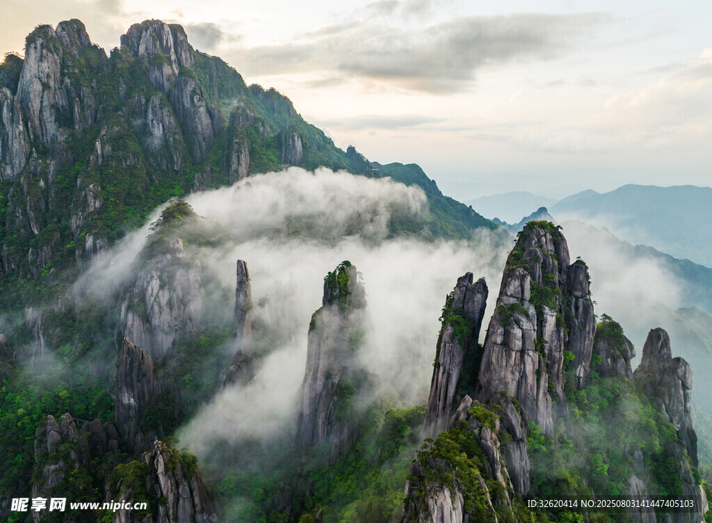 云雾缭绕的壮丽山峰景观