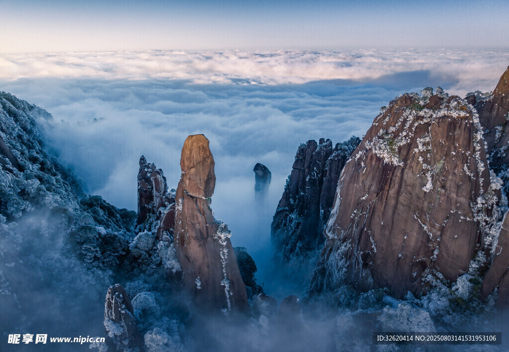 壮丽云海中的巍峨山峰