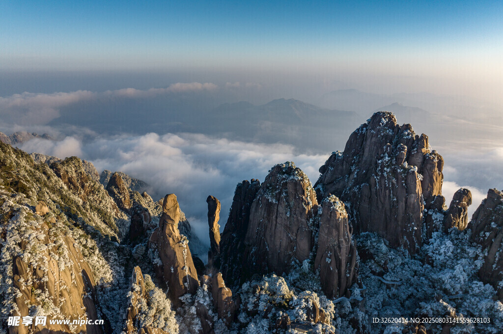 雪覆奇峰云海间