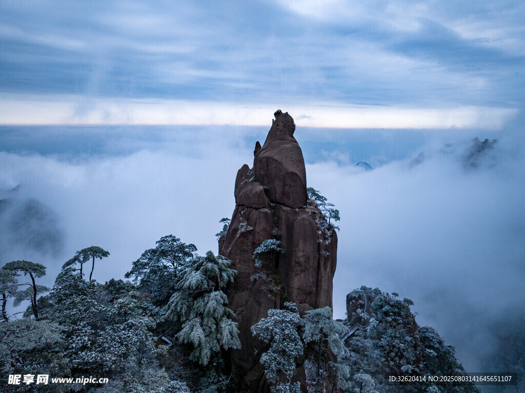 云雾缭绕中的奇峰景观
