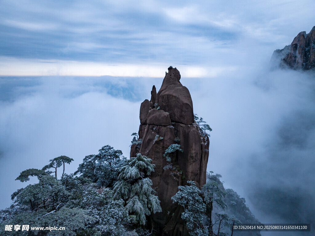云雾缭绕的险峻山峰