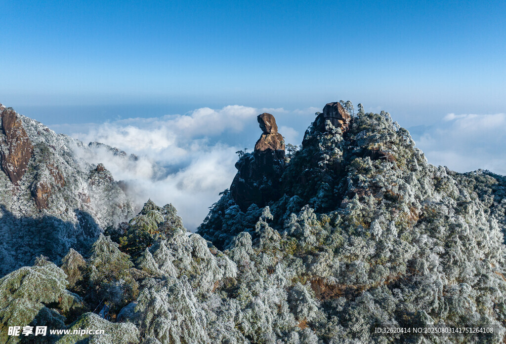 高山云海中的嶙峋岩石