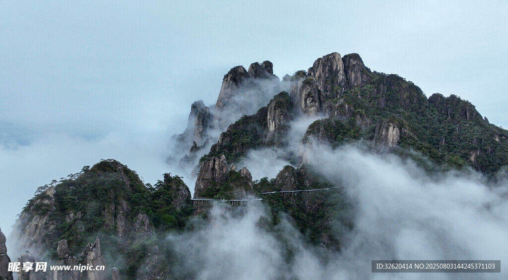 云雾缭绕的壮美山峰