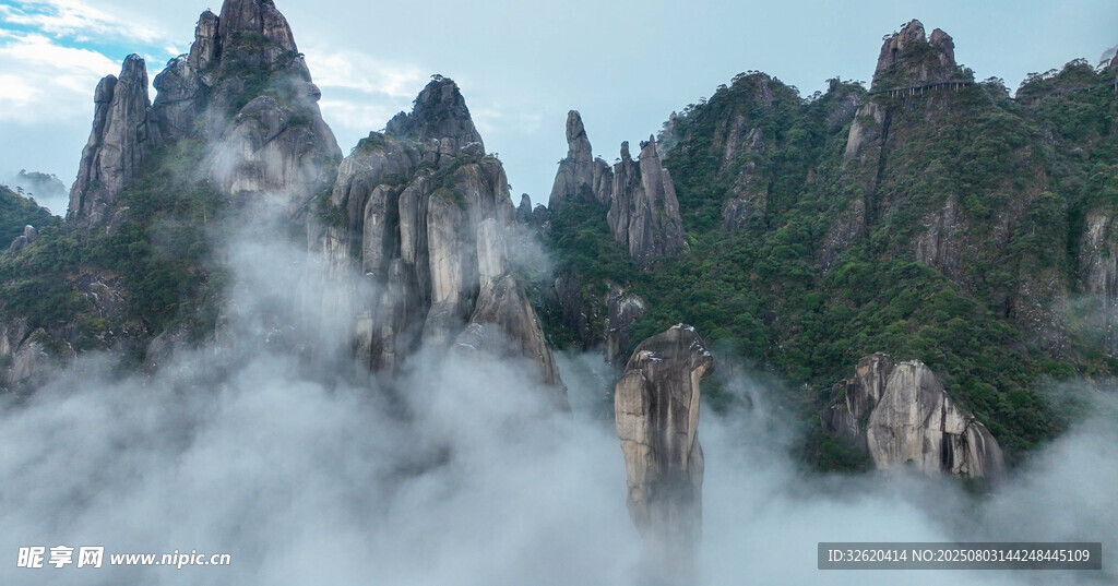 云雾缭绕的壮丽山峰