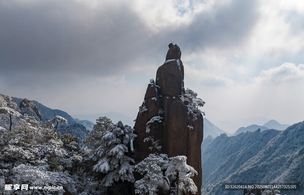 雪覆奇峰 孤影傲立山间