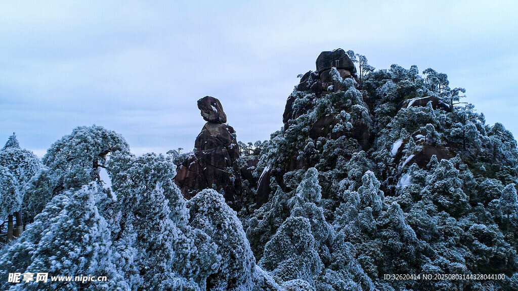 雪覆山林奇峰景观