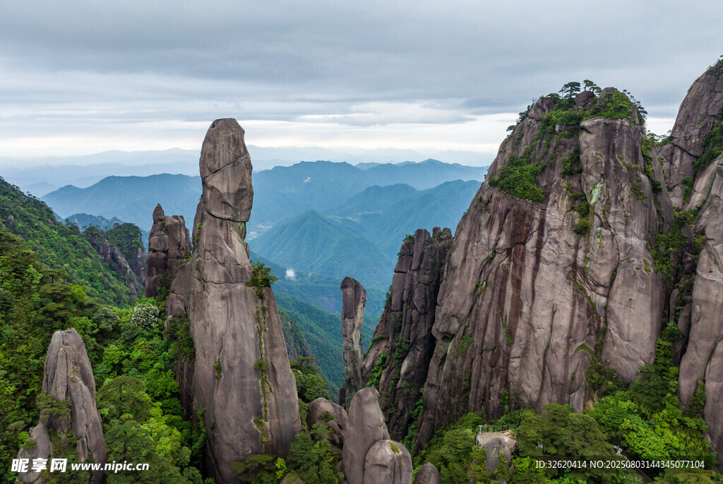 奇峰罗列的壮丽山景