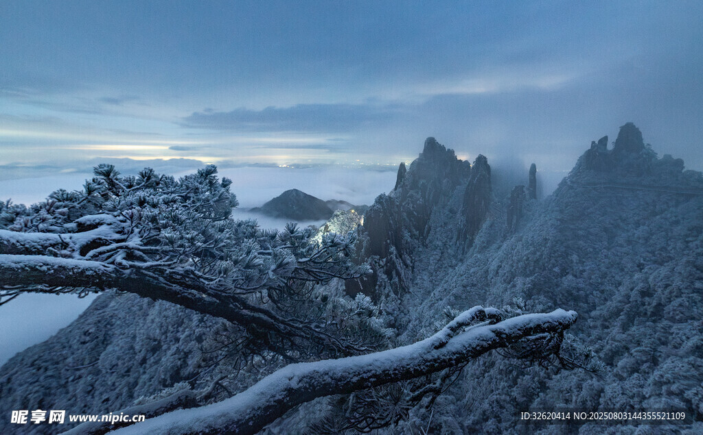 雪覆山林美景