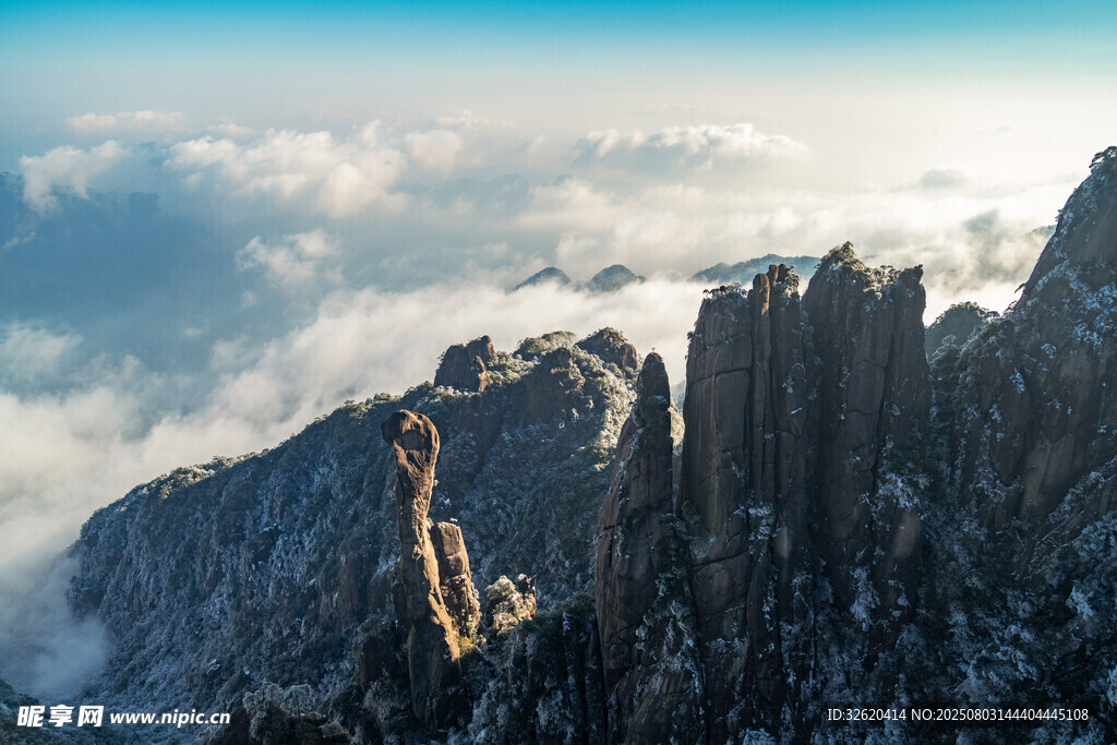 巍峨高山云雾缭绕之景