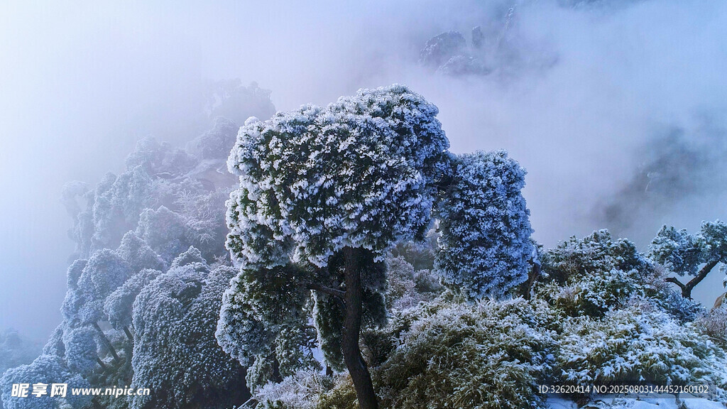 雪覆山峦 云雾缭绕之景