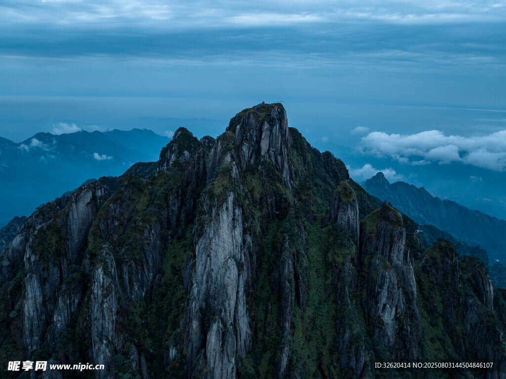 巍峨山峰云雾缭绕之景