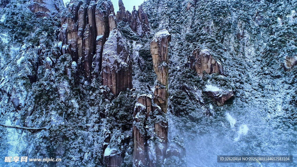 雪覆山林 岩石隐现