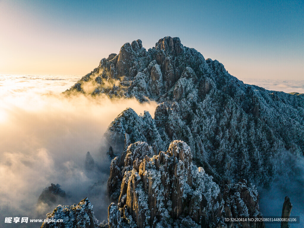 雪覆山峦云海间壮丽美景