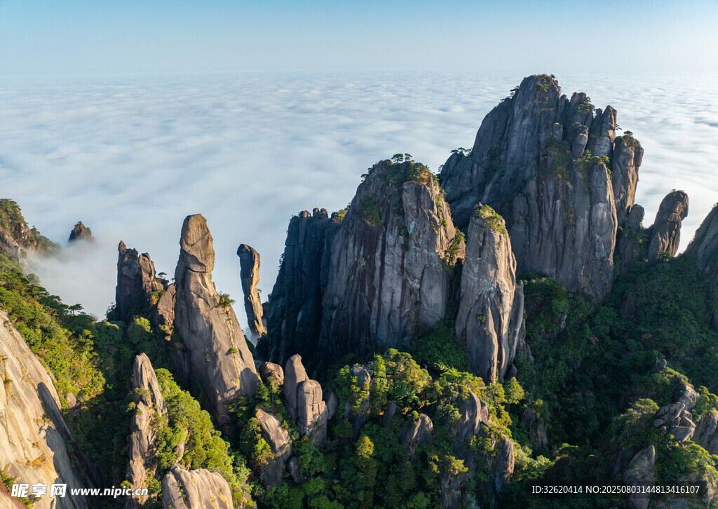 奇峰耸立的壮美山景