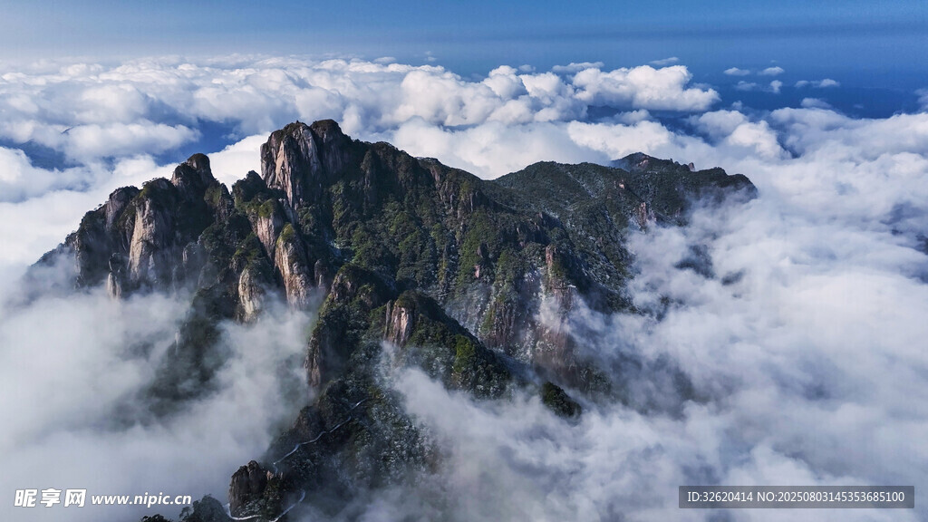 云海中的巍峨山峰