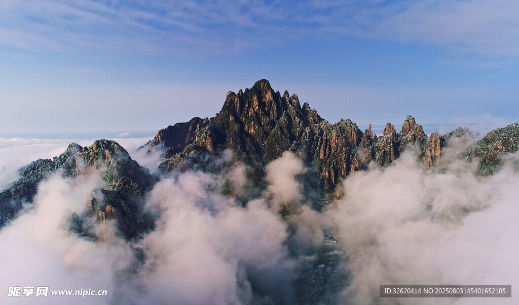 云海中的壮丽山峰