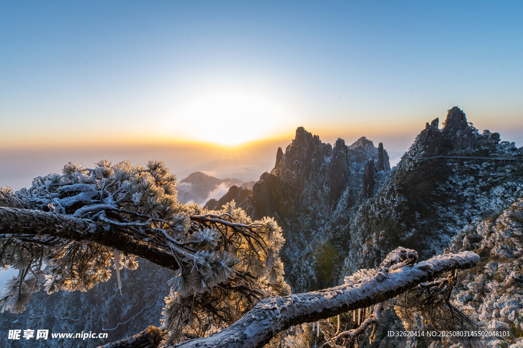 雪覆山峦迎日出美景