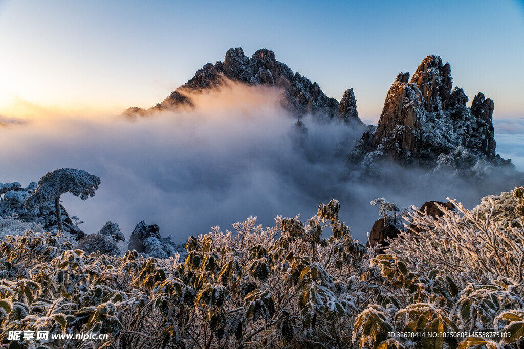 云雾缭绕的壮美山峰景观