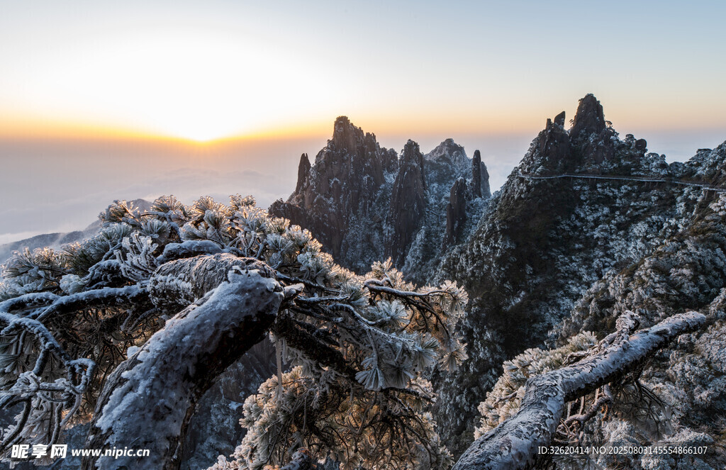 日出下的嶙峋山峰