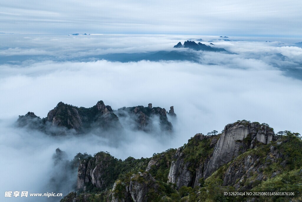 云海中的壮丽山峦